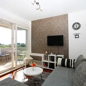 zadar-puntamika-apartments.hotelinzadar.com/
